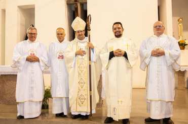Celebração da Crisma com o Bispo Auxiliar da Arquidiocese de Curitiba, Dom Francisco Cota, ontem a noite em nossa Igreja Matriz.